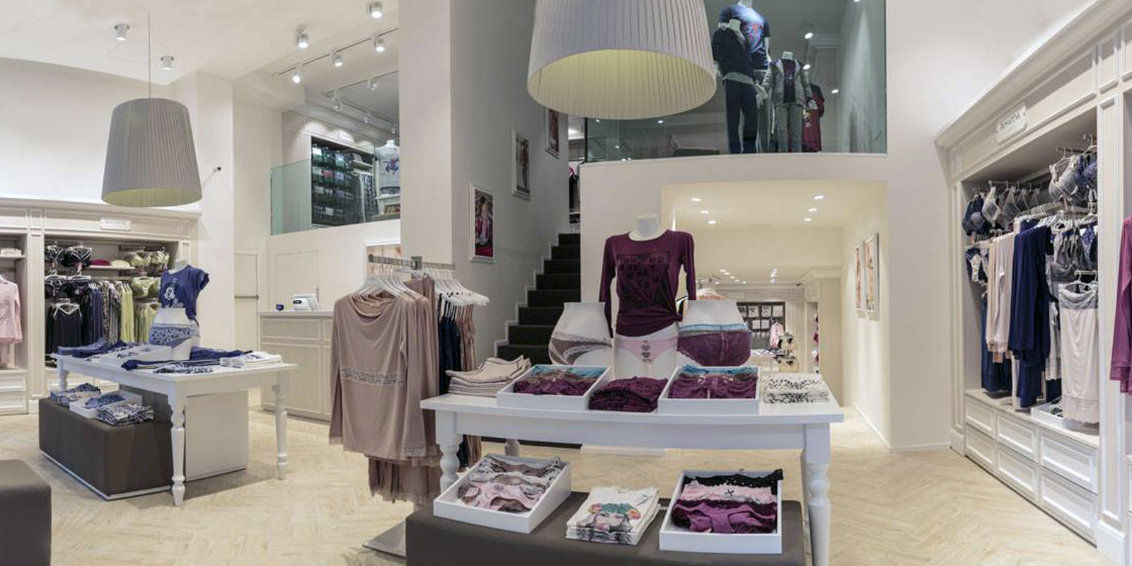 scaffali arredamento negozio abbigliamento